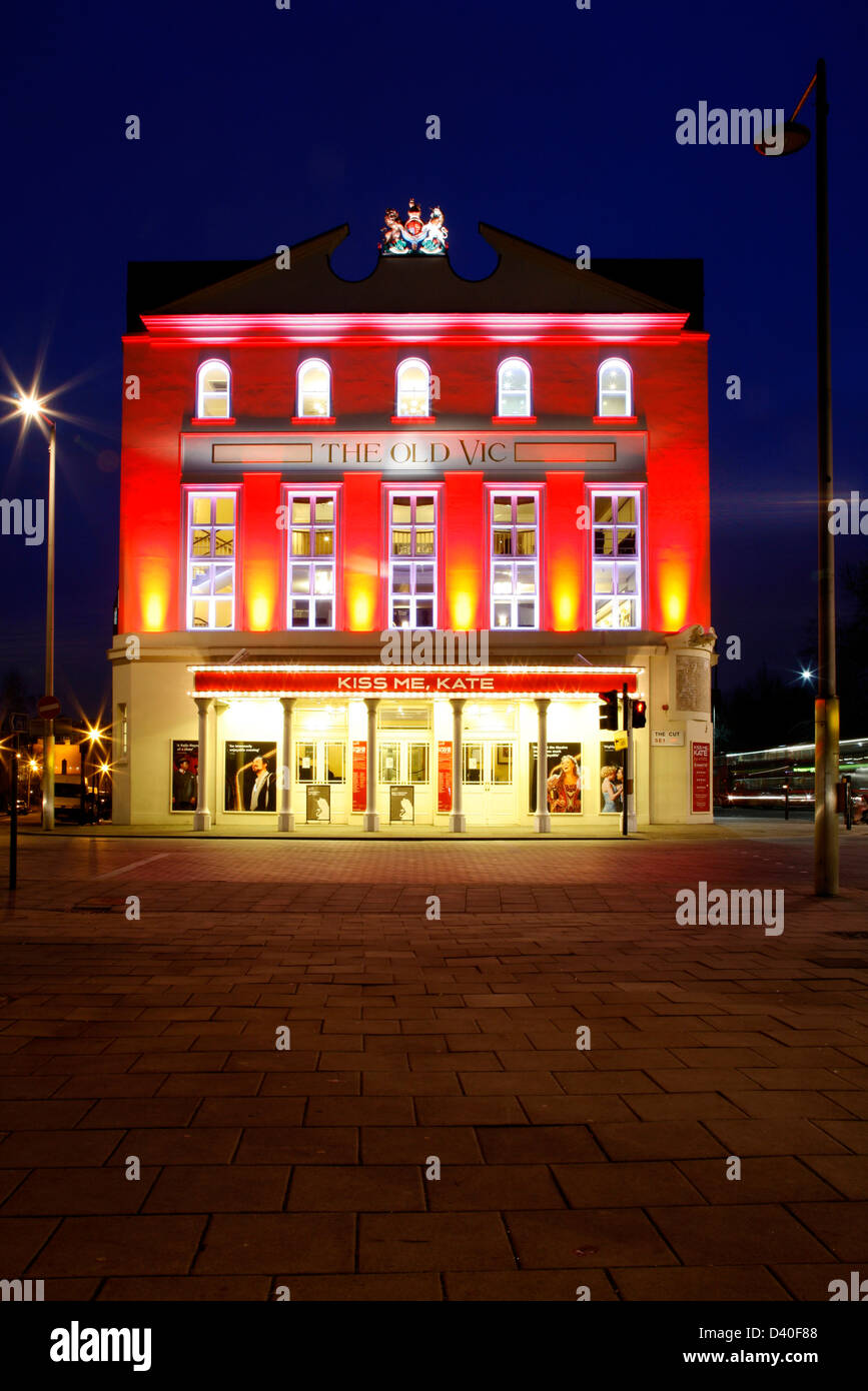 Façade éclairée à l'Old Vic Theatre sur la coupe, Waterloo, London, UK Banque D'Images