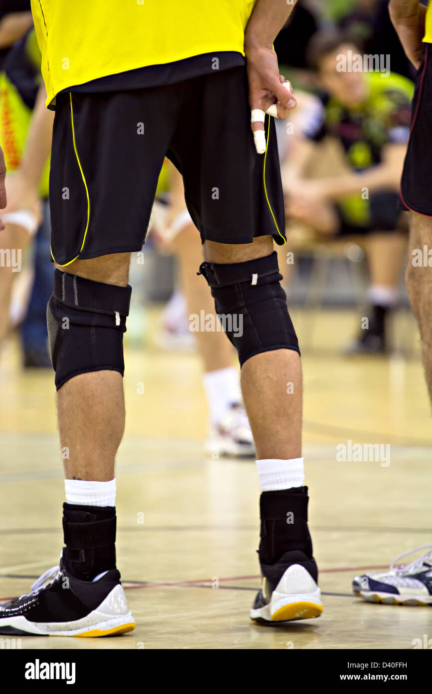 Un joueur de volley-ball masculin au cours du jeu Banque D'Images