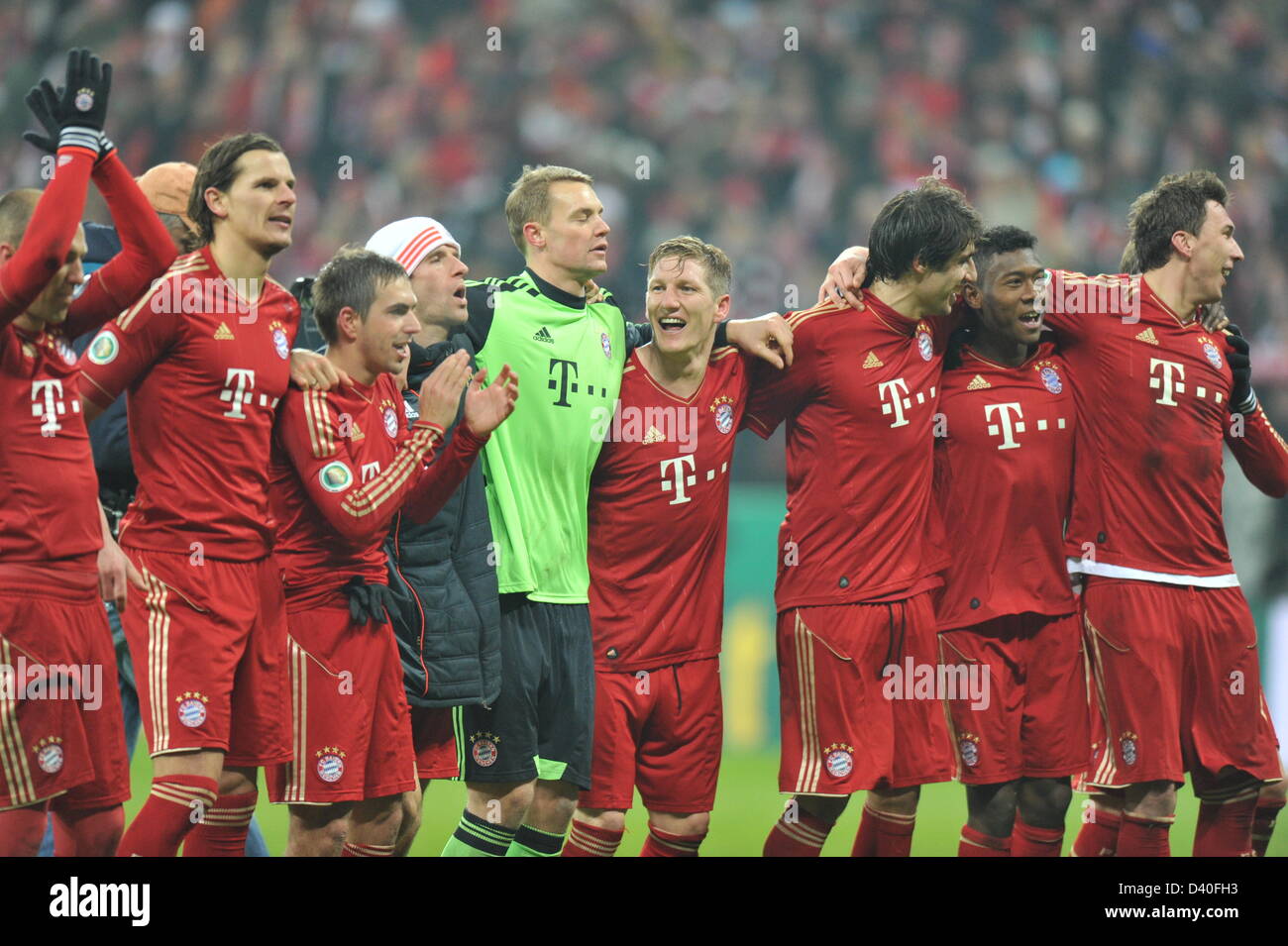 Munich, Allemagne. 27 février 2013. Les joueurs de Munich cheer après FC Bayern Munich remporte le match de football DFB 1-0 contre Borussia Dortmund à Munich. Photo : Marc Mueller/dpa/Alamy Live News Banque D'Images