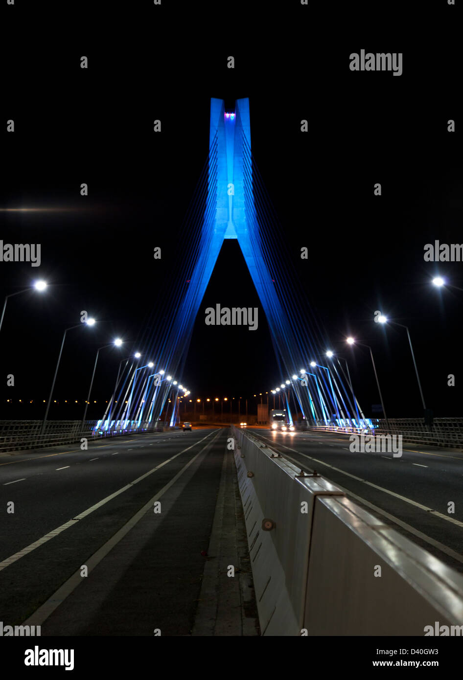 Vue frontale dans la nuit du pont suspendu de la rivière Boyne Irlande Drogheda Banque D'Images