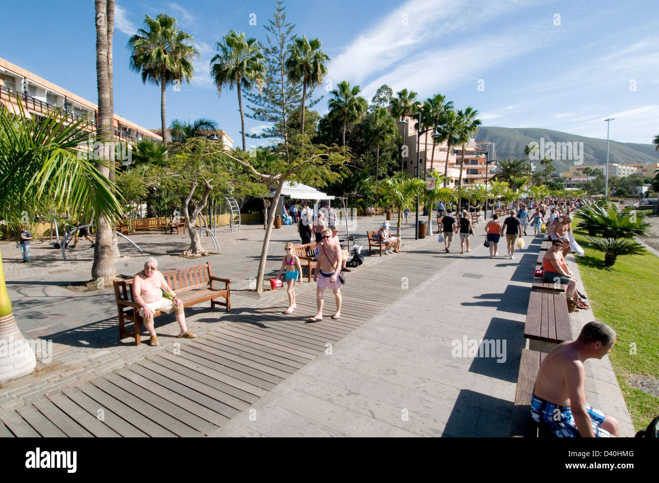 Promenade promenade à pied du tourisme Tourisme touristes plage Los Cristianos tenerife canaries isles canaries island holid Banque D'Images
