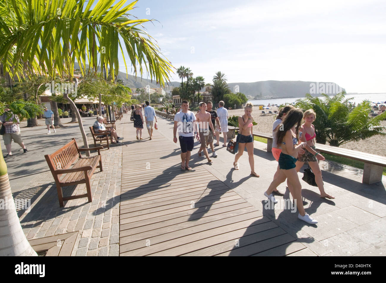 Promenade promenade à pied du tourisme Tourisme touristes plage Los Cristianos tenerife canaries isles canaries island holid Banque D'Images