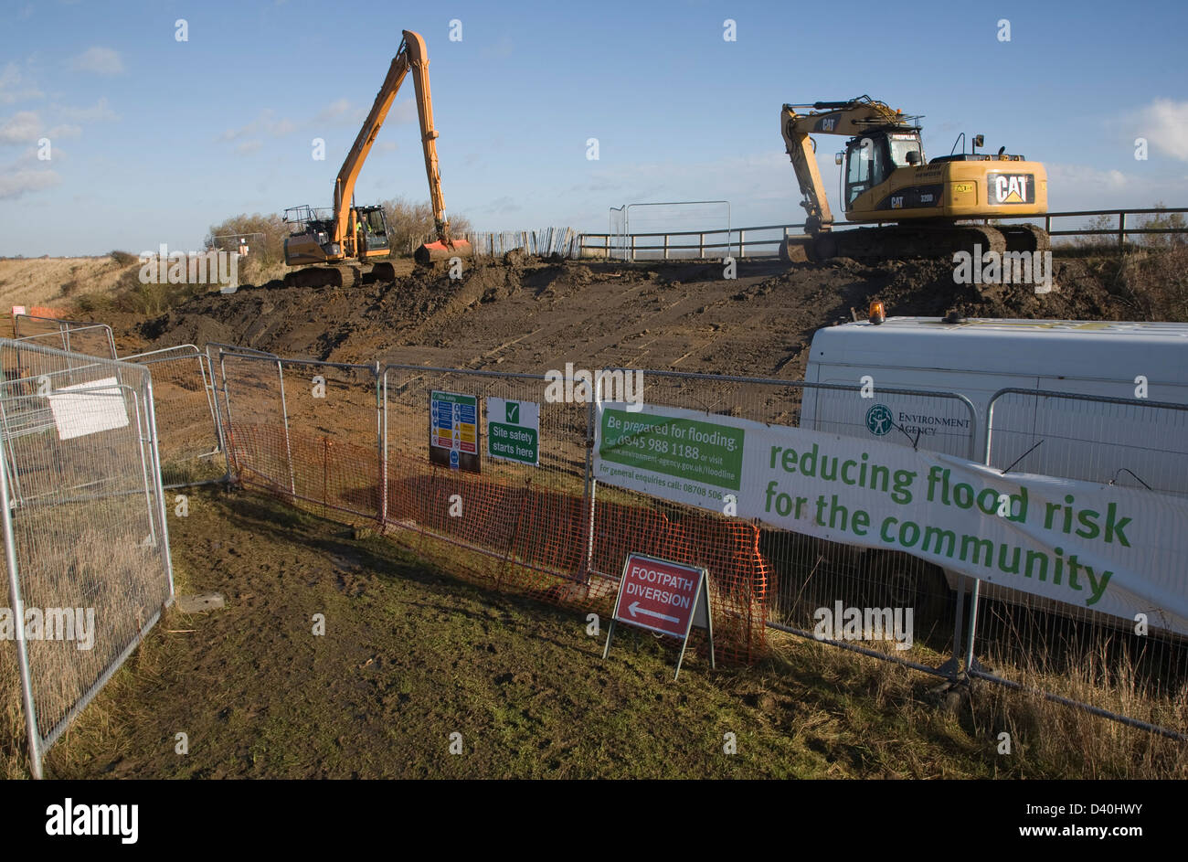 L'Agence de l'environnement de travail d'urgence pour réparer les dégâts causés à l'East Lane, Bawdsey, Suffolk, Angleterre Banque D'Images