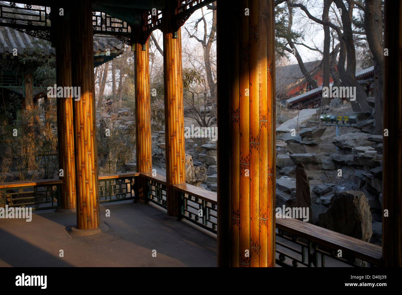Pavilion piliers dans la Maison du Prince Gong à Beijing, Chine. 23-Feb-2013 Banque D'Images