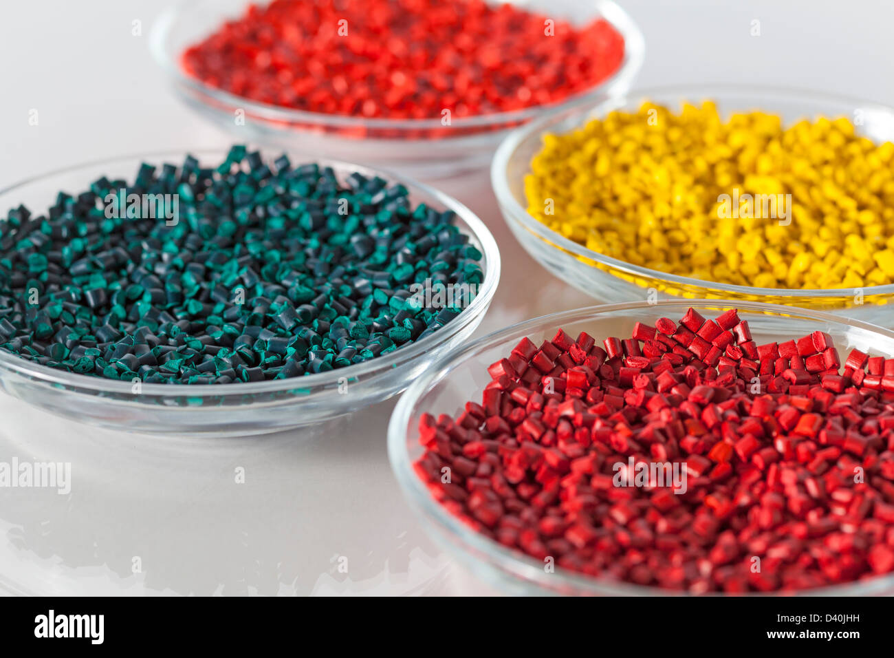 Les granules de plastique en couleur sur verre masterbatch Photo Stock -  Alamy