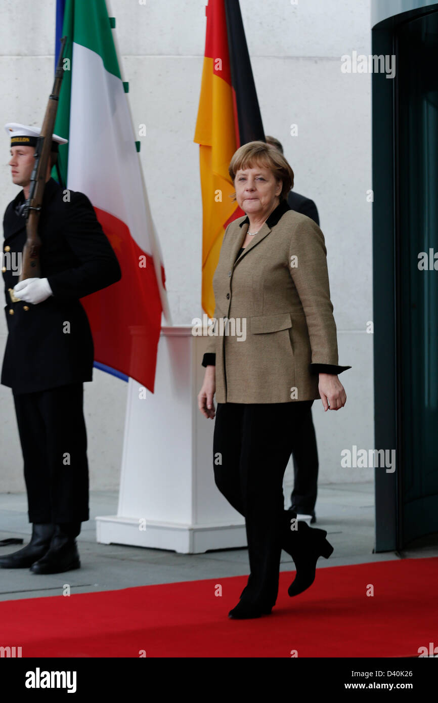 Berlin, 28 février 2013. La Chancelière allemande se félicite Italiens Président Giorgio Napolitano à la chancellerie à Berlin. Thèmes de la réunion sont les résultats de l'élection et l'avenir du pays à la crise de la dette en Europe. / Berlin, 28. Februar 2013. Merkel Italiens erwartet Président Giorgio Napolitano. Themen des Treffens sind die Ergebnisse der Wahl der Zukunft des Landes in der europäischen Schuldenkrise. Sur la photo : Angela Merkel (CDU), Chancelier allemand, rencontre le Président Giorgio Napolitano de l'Italie pour des entretiens bilatéraux à chancellerie de Berlin. Banque D'Images