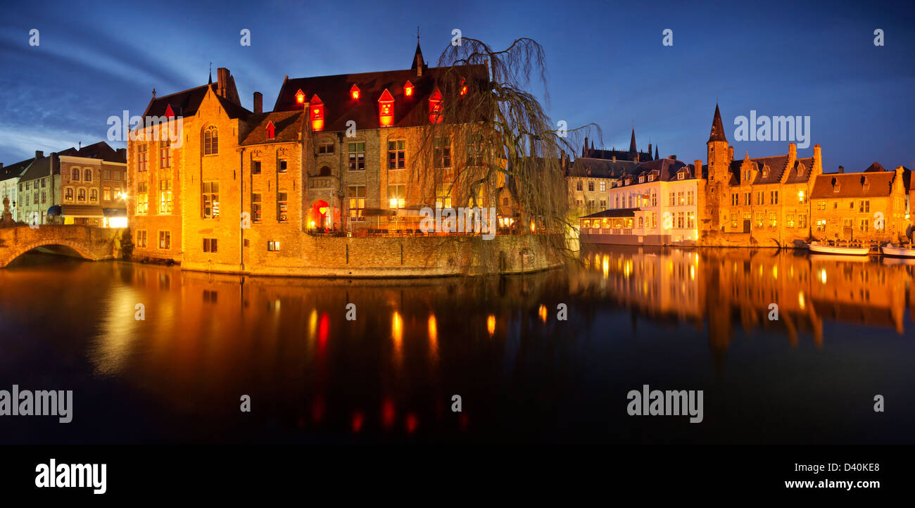 Soirée panorama de quelques-uns des monuments célèbres de Bruges (Brugge) ville, en Belgique. Banque D'Images