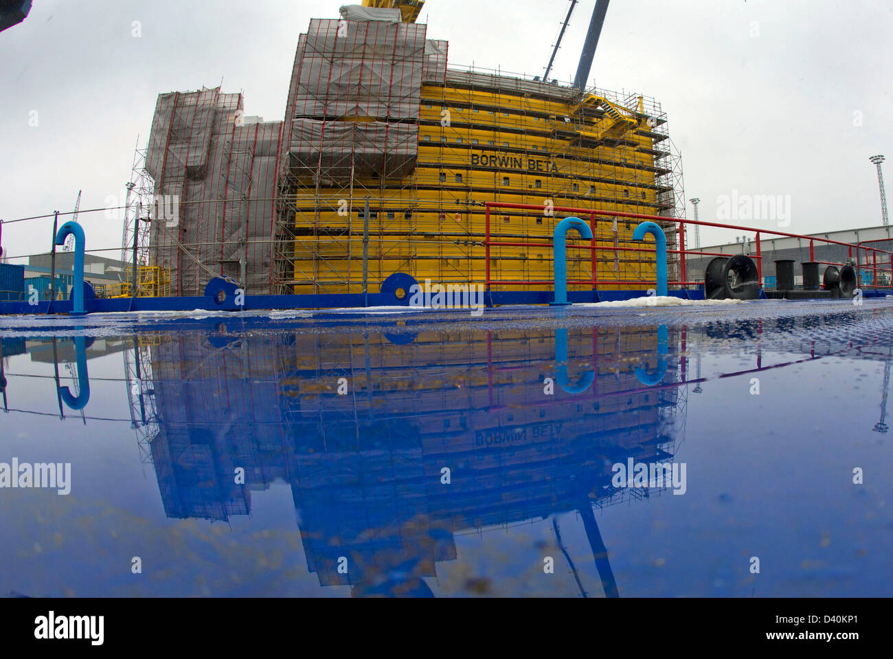 La plate-forme offshore Borwin 'BETA' est en construction au Nordic Yards chantier naval dans Rostock-Warnemuende, Allemagne, 24 février 2013. Le poste de transformation de l'énergie de Siemens devrait être mis en opération en 2013 dans un parc situé dans la mer du Nord. Photo : Jens Büttner Banque D'Images