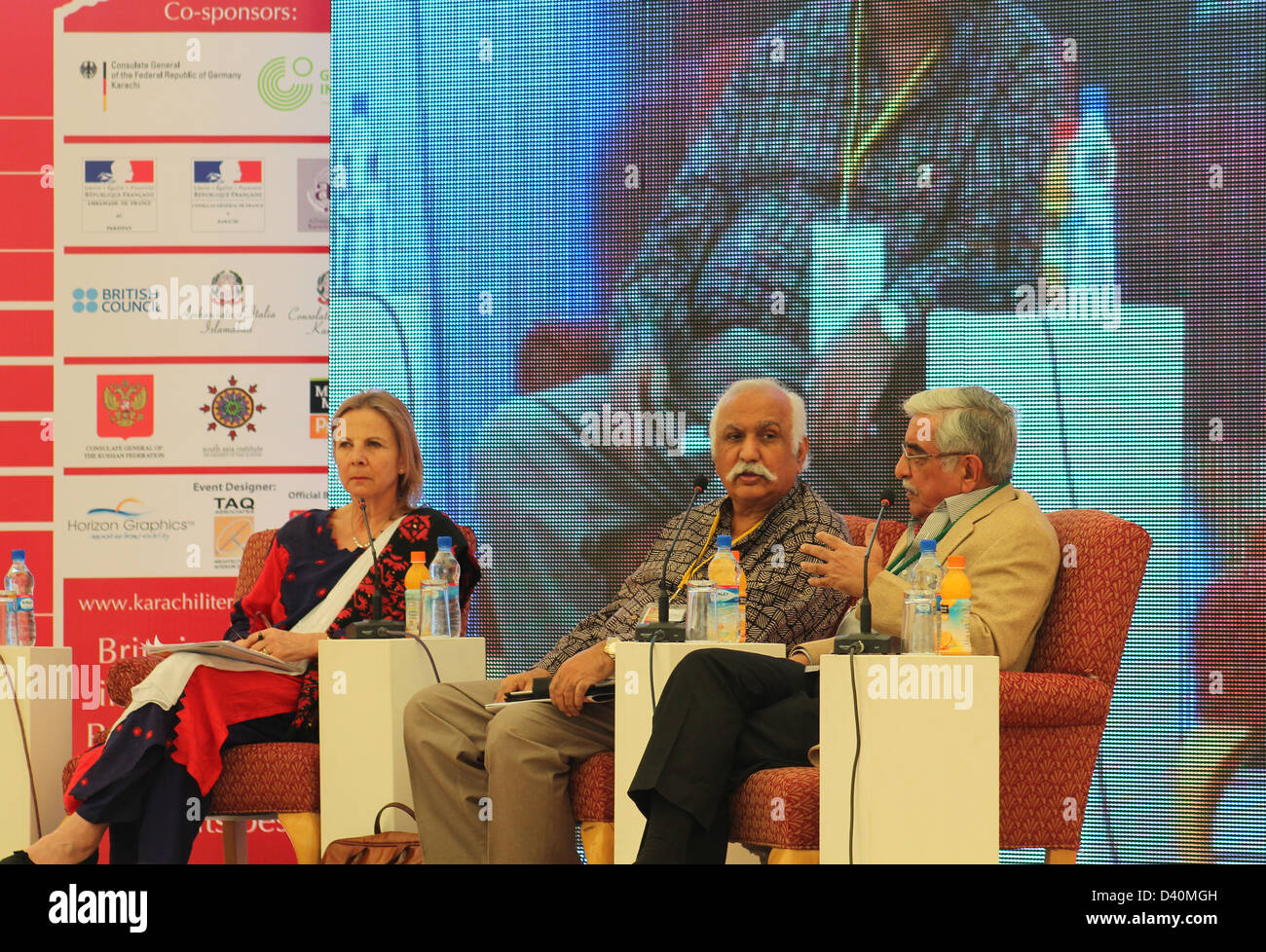 KARACHI, PAKISTAN-Février 17 : Victoria Schofield et d'autres panélistes parlent au festival de littérature de Karachi,2013. Banque D'Images