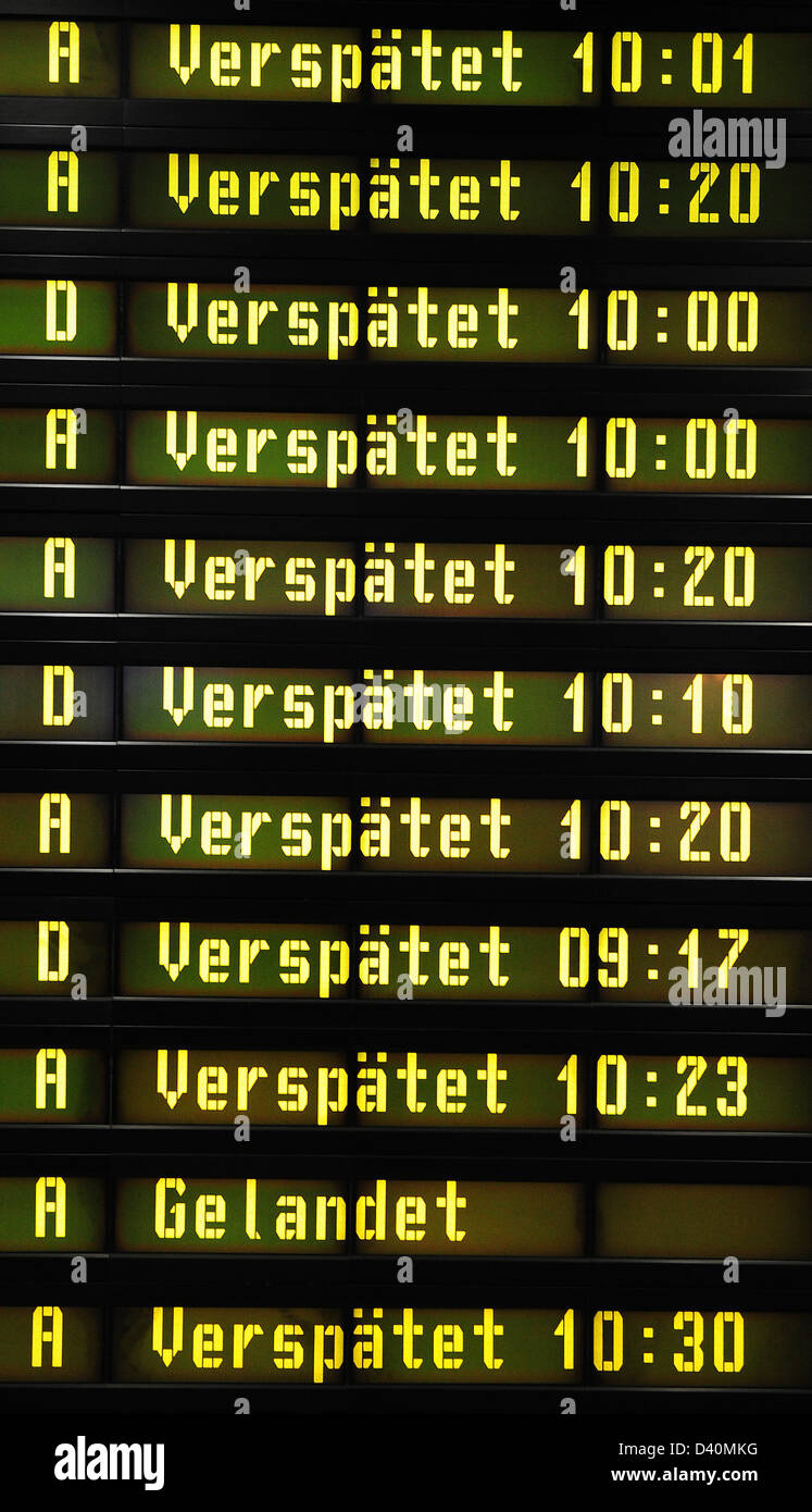 (Afp) - Une archive photo, datée du 10 décembre 20120, montre un panneau d'information affichant des vols retardés à l'aéroport Schoenfeld à Berlin, Allemagne. La Cour européenne de justice a statué sur les droits des passagers concernant les retards en faveur des passagers le mardi 26 février 2013. Photo : Hannibal Hannibal Hanschke Banque D'Images