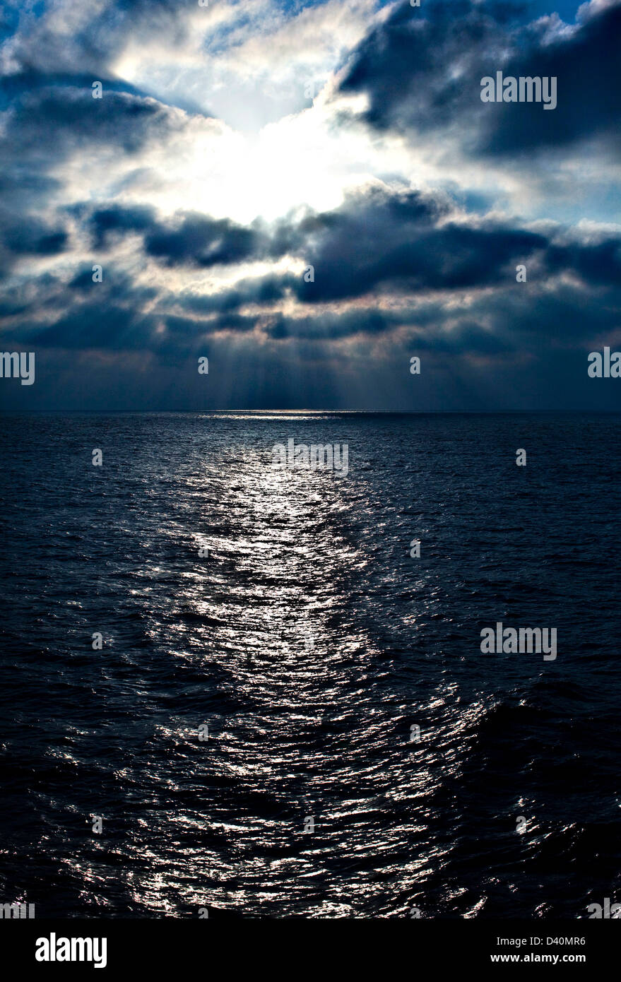 Clair de lune sur l'eau sur le canal de Suez, Egypte Banque D'Images Clair de lune sur l'eau sur le canal de Suez, Egypte Banque D'Images