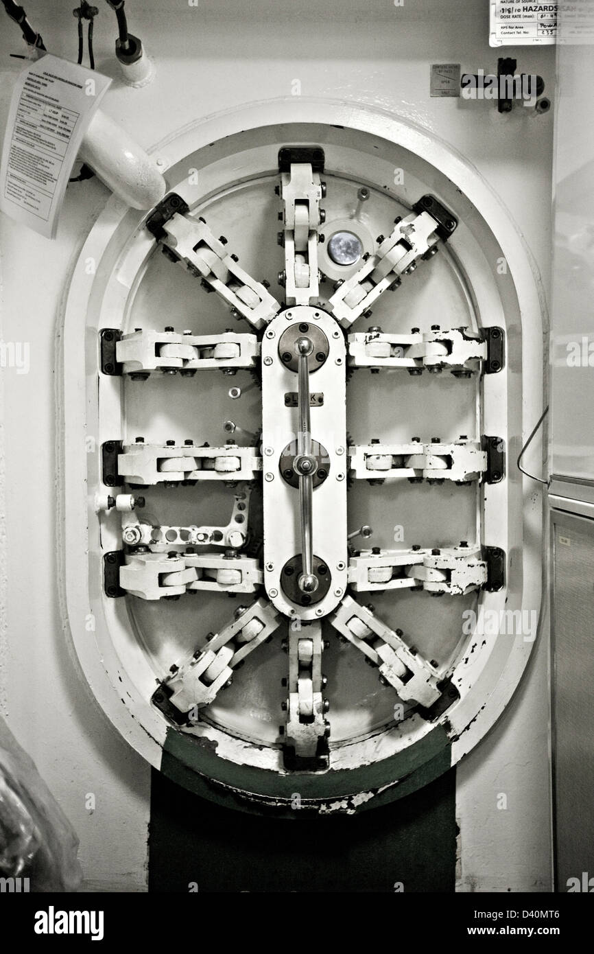 Porte de cloison étanche sur le sous-marin nucléaire HMS Talent Banque D'Images