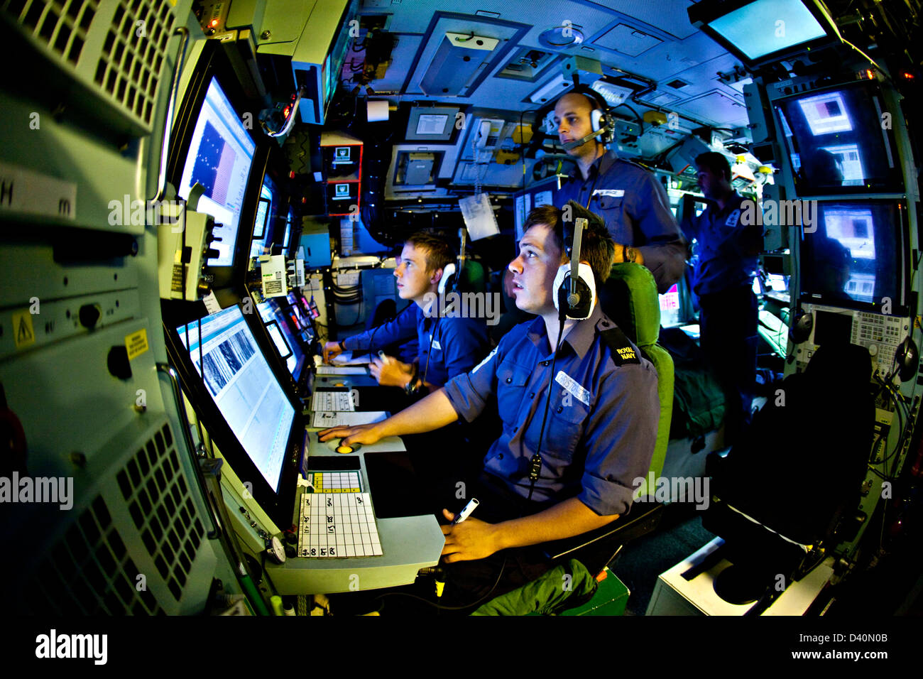 Les opérateurs de sonar dans la chambre de son sous-marin nucléaire HMS Talent Banque D'Images Les opérateurs de sonar dans la chambre de son sous-marin nucléaire HMS Talent Banque D'Images