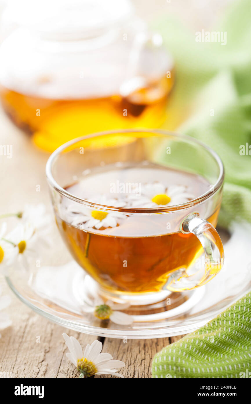 Tasse de thé de fines herbes avec fleurs de camomille Banque D'Images