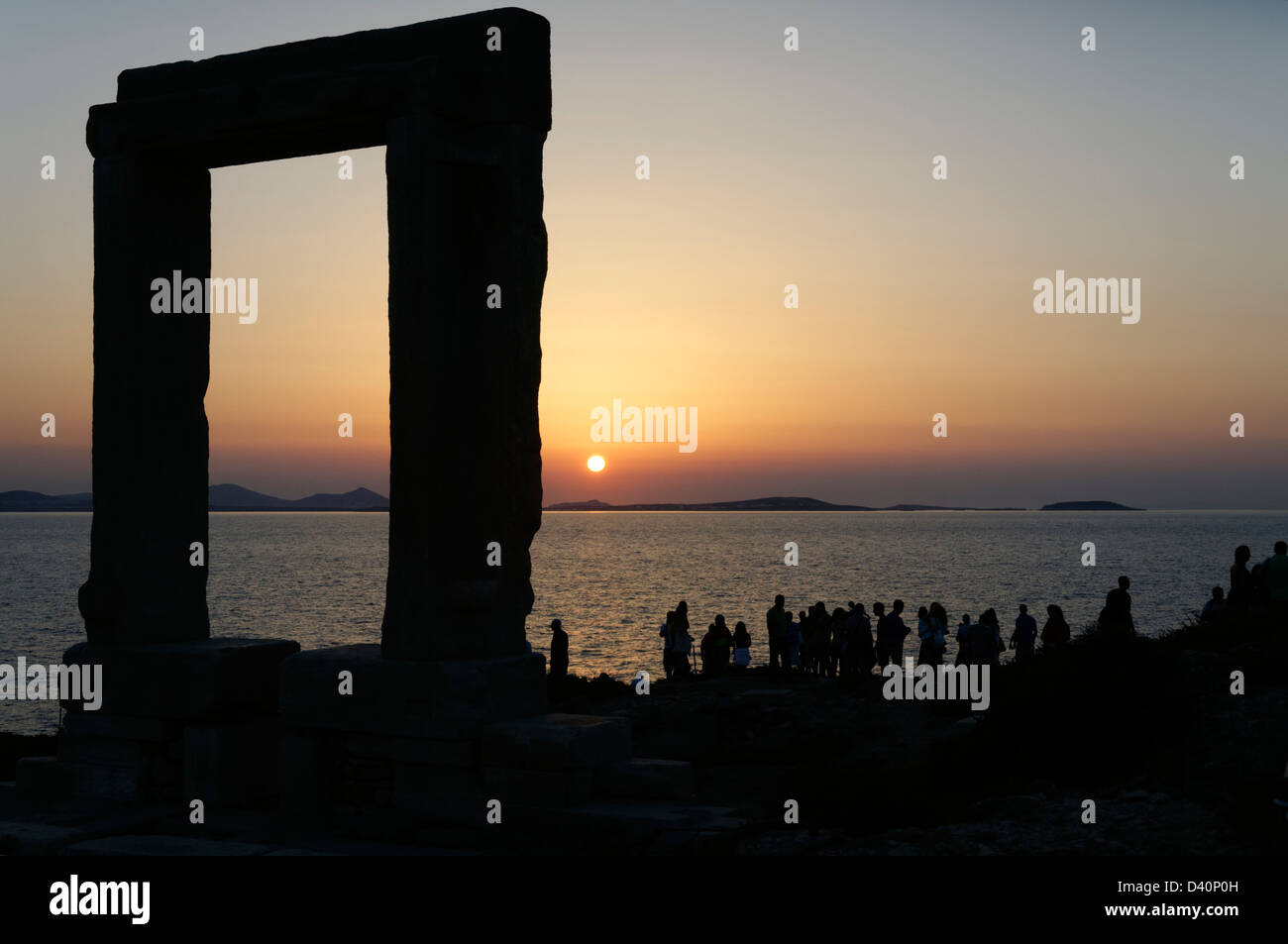 Naxos. Cyclades. La Grèce. Au coucher du soleil Vue de l'imposant portail en marbre de l'inachevé 6e Temple d'Apollon. Banque D'Images