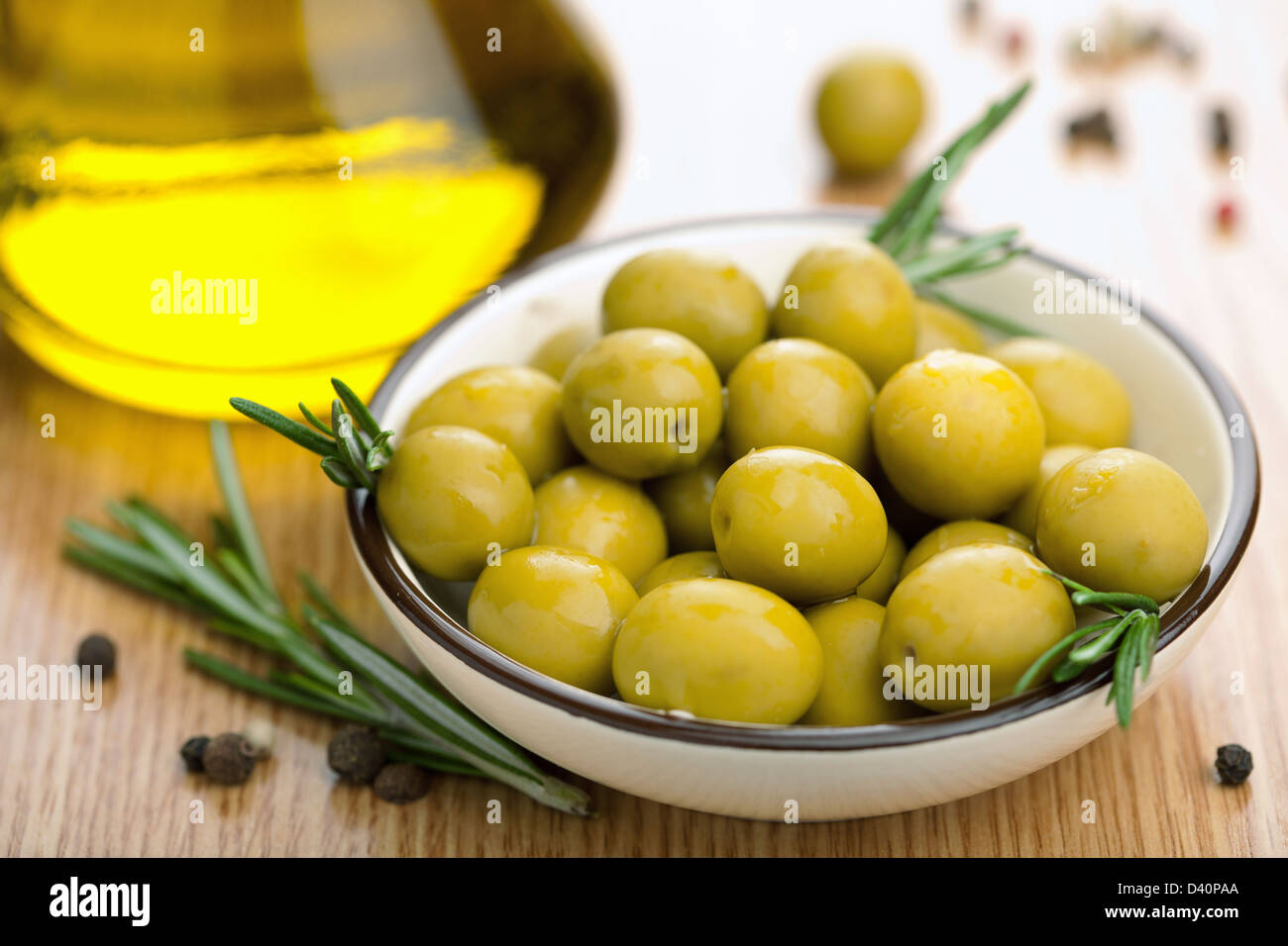 Et l'huile d'olives vertes Banque D'Images