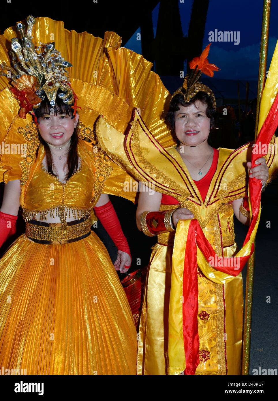 Habillée d'or et les participants pour la Chingay Parade Parade du Nouvel an chinois à Singapour Banque D'Images