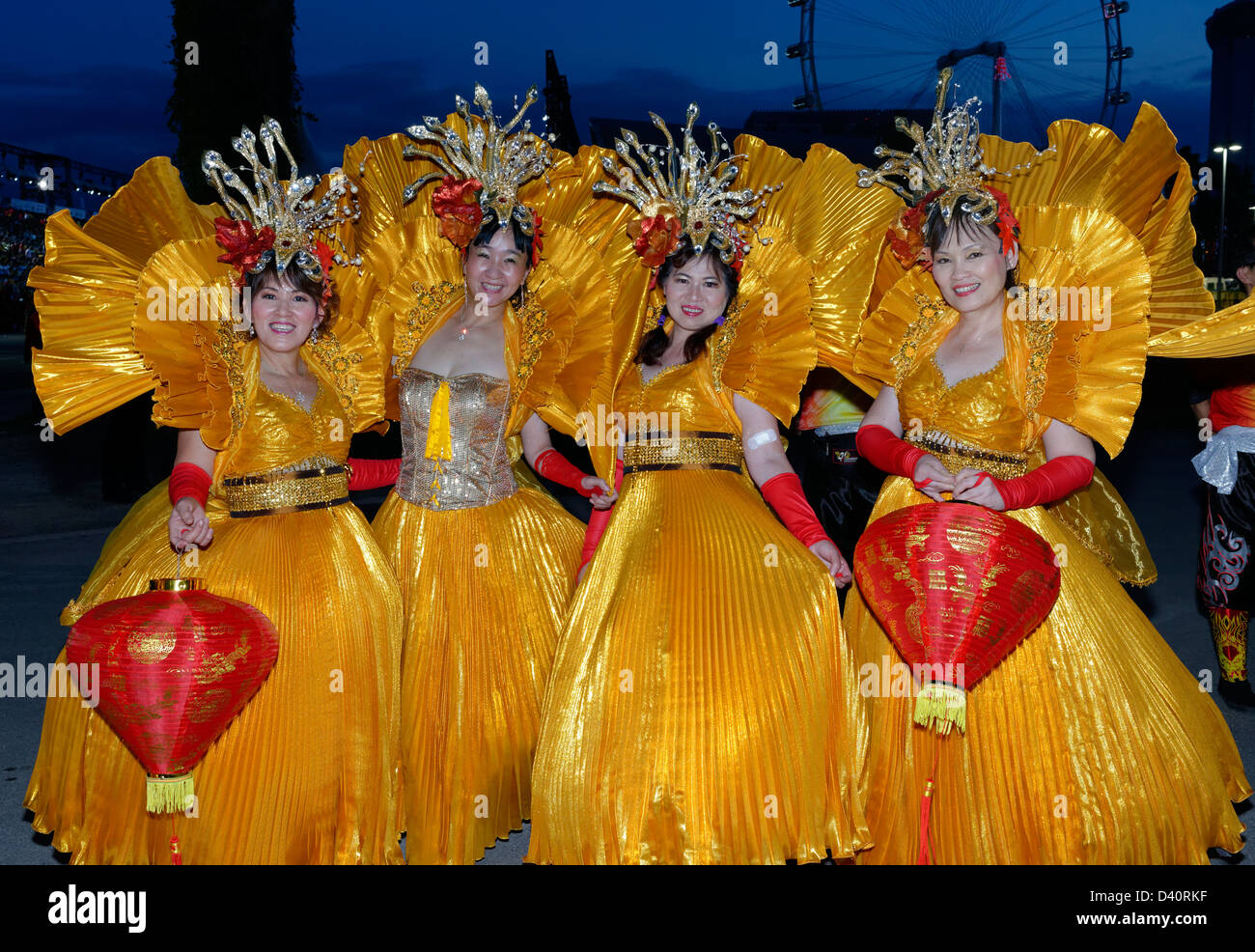 Dames en robes d'or - La Bohème et défilé des participants pour la Chingay Parade du Nouvel an chinois à Singapour Banque D'Images