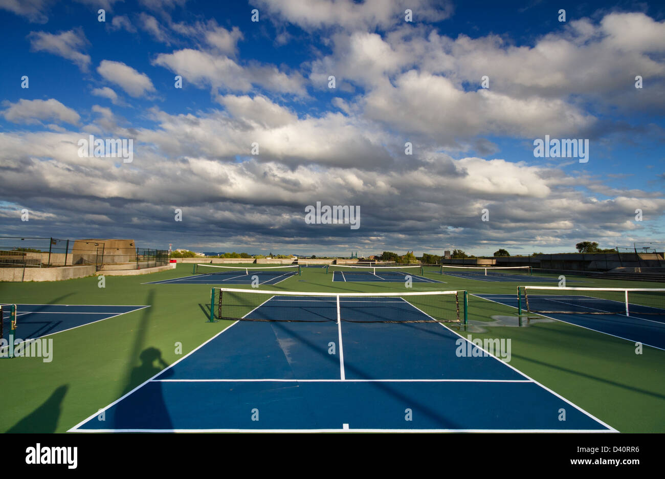 Aire de tennis derrière le stade olympique, ville de Montréal, Canada. Banque D'Images