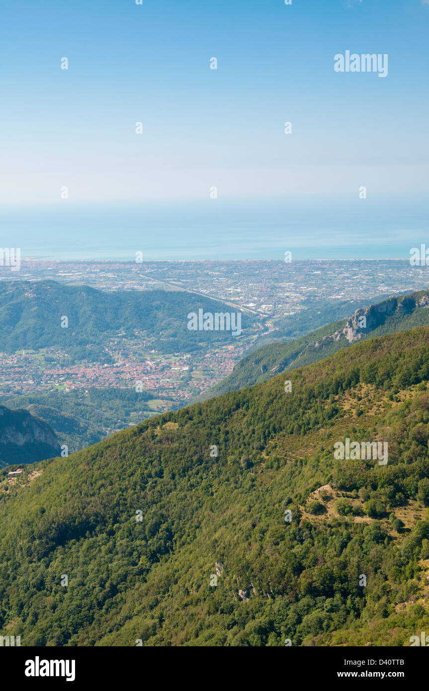 La ville de Camaiore et la mer Tyrrhénienne à partir de Alpes Apuanes (Alpes Apuanes), la province de Lucques, Toscane, Italie Banque D'Images