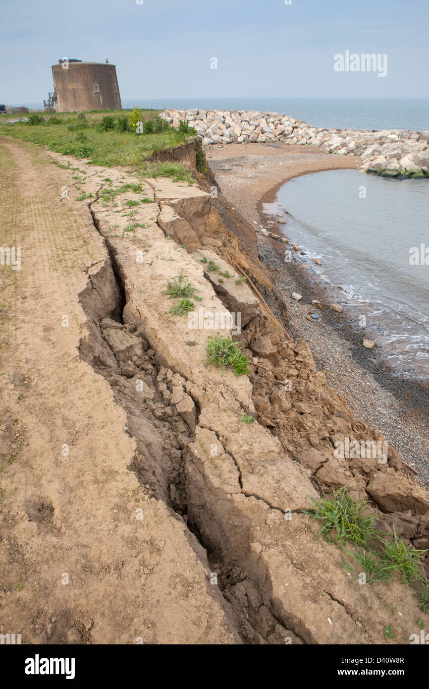 La tour Martello à Bawdsley Suffolk Suffolk, Angleterre sur la côte, montrant l'érosion côtière et d'enrochement de protection rock Banque D'Images