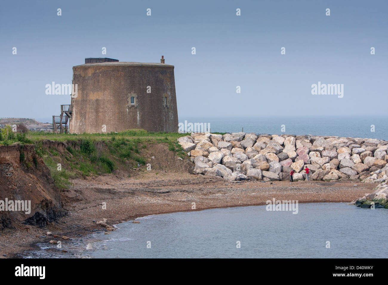 La tour Martello à Bawdsley Suffolk Suffolk, Angleterre sur la côte, montrant l'érosion côtière et d'enrochement de protection rock Banque D'Images