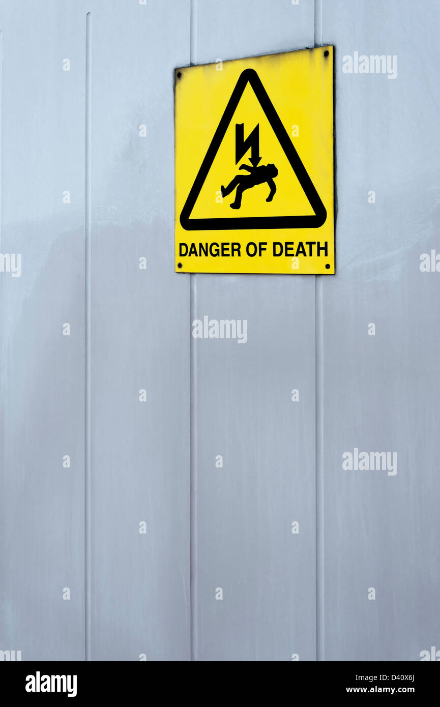 Signe pour "danger de mort" par l'électrocution avertissement Banque D'Images