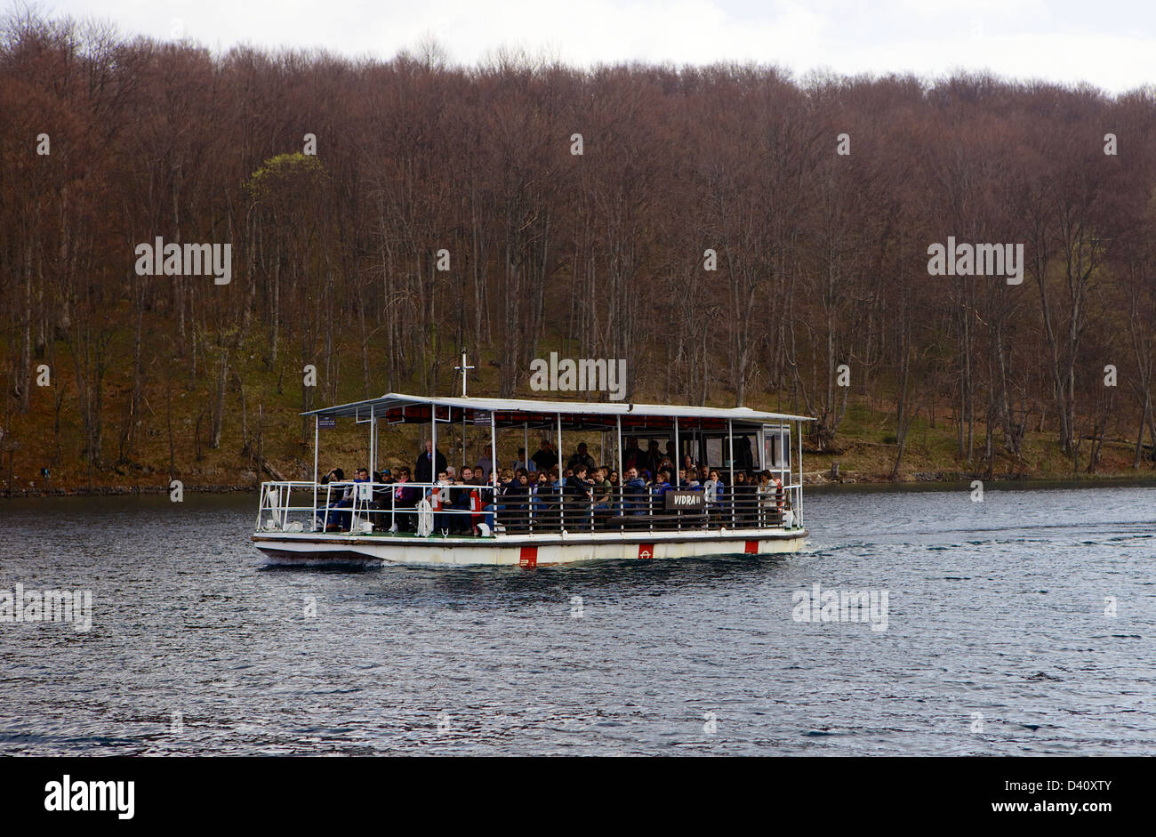 Bateau sur le lac, le parc national des Lacs de Plitvice (Plitvicka Jezera), Plitvice, Croatie, Europe Banque D'Images