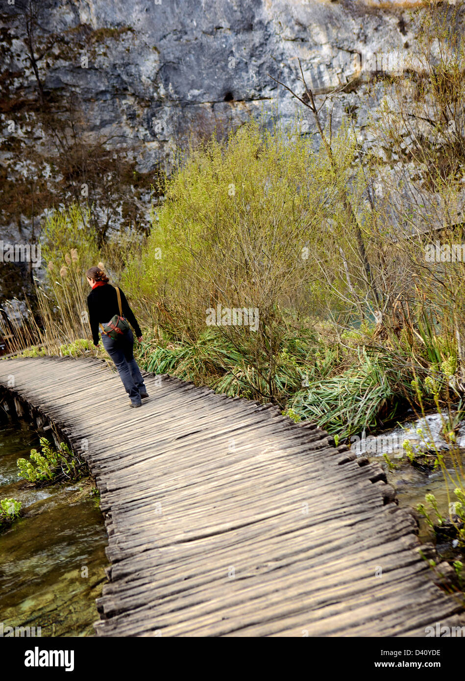 Visiteur sur sentier en bois dans le PARC NATIONAL DES LACS DE PLITVICE Plitvice, l'UNESCO, la Croatie, l'Europe Banque D'Images