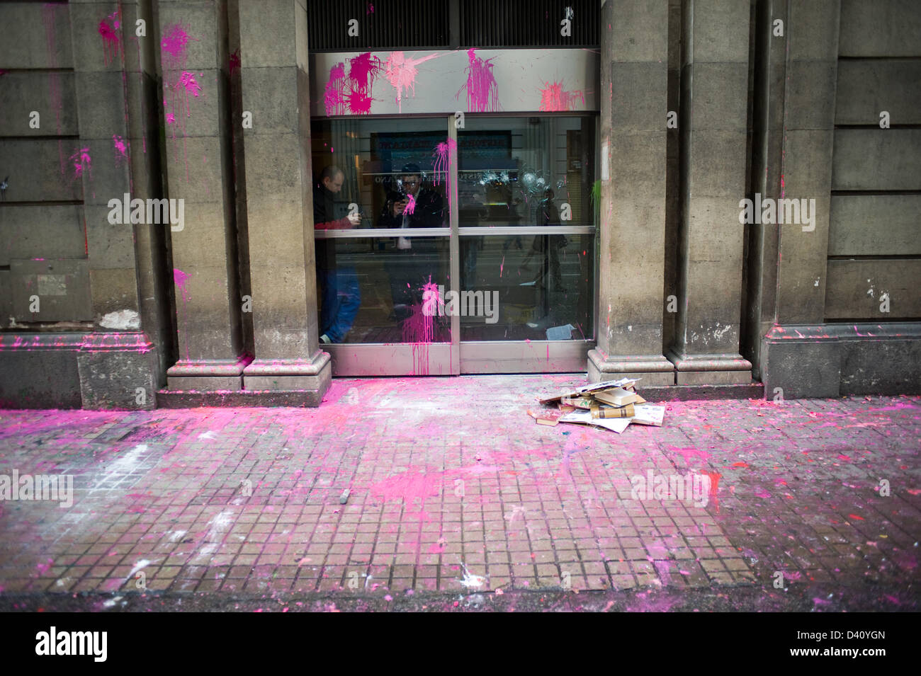 28 février 2013 - Barcelone, Espagne. Entrée du bureau de la Banque mondiale ont attaqué avec des pierres et de la peinture au cours de la manifestation étudiante. Le secteur de l'étudiant catalan est en grève pour protester contre les coupes effectuées par le gouvernement à l'encontre de l'université et l'éducation du public. À la fin de la manifestation ont eu des accrochages avec la police et les attaques sur les banques. Banque D'Images