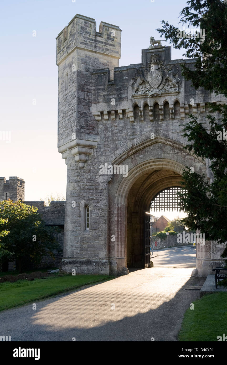 Entrée/Sortie à Château d'Arundel et jardins avec la lumière de l'après-midi ouverte par herse, West Sussex, UK Banque D'Images