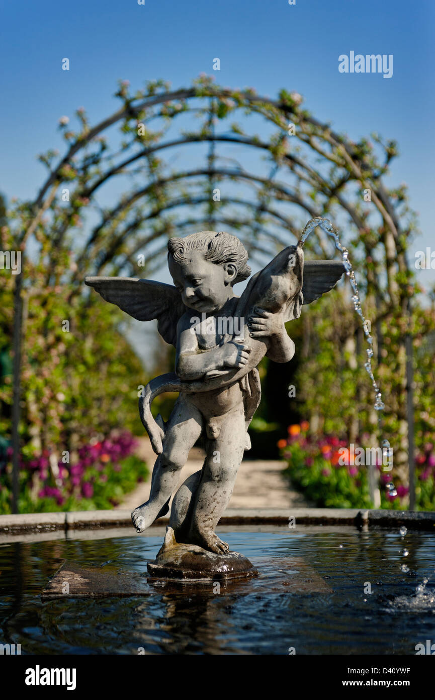 Château d'Arundel, West Sussex, Angleterre, Royaume-Uni - fontaine Statue d'Eros dans le jardin du Collector Earl Banque D'Images