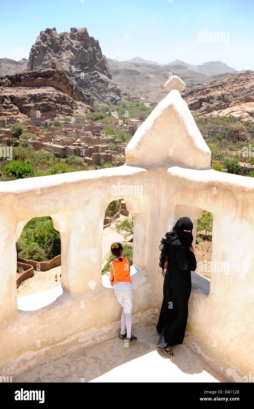 Jeune femme et enfant visitant les années 30 construit palais de Dar al-Hajar, à 15 km de Sanaa, capitale du Yémen. Banque D'Images