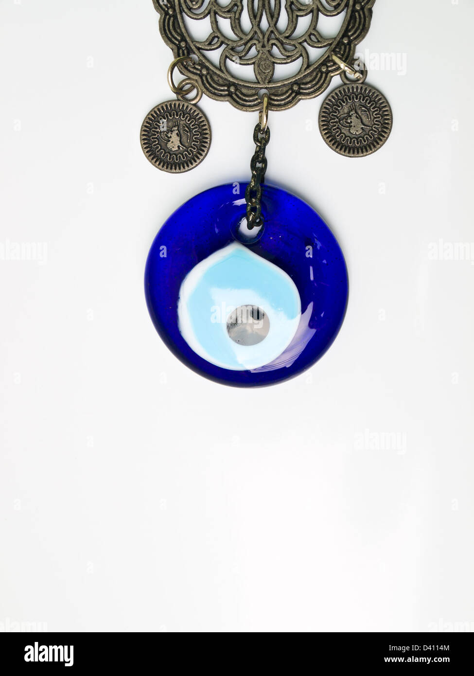 Mauvais oeil turc trinket isolé sur fond blanc Banque D'Images