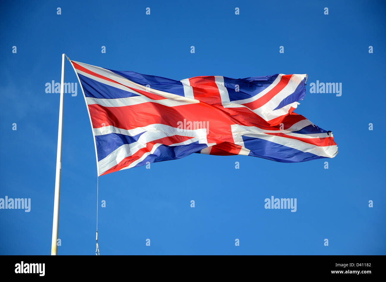 British Union Jack flag fluttering sur mât Banque D'Images