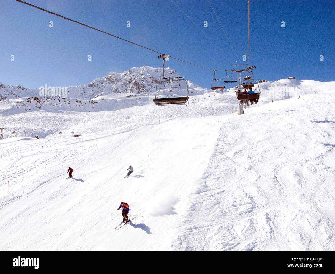 Les Skieurs sur les pistes de ski hors piste ( ), et le télésiège de Hornli, Arosa ski resort Suisse Europe Banque D'Images