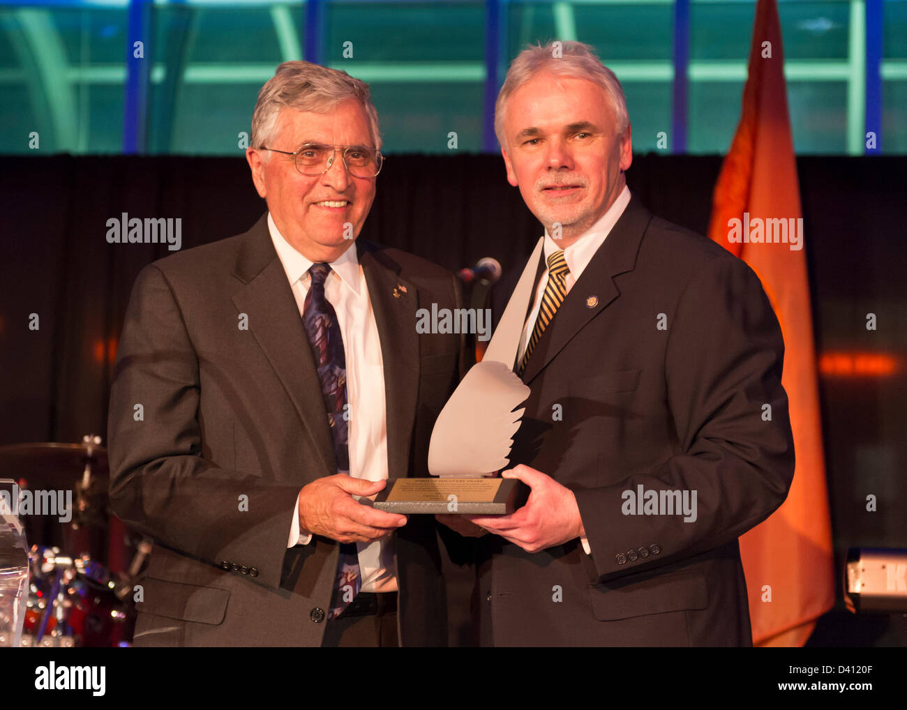 27 février 2013 - Garden City, New York, États-Unis - HARRISON H. SCHMITT, l'astronaute d'Apollo 17 et ancien sénateur des Etats-Unis, reçoit l'esprit de découverte, décerné par ANDREW PARTON, Directeur exécutif de berceau de l'aviation, à la 10e Conférence annuelle de berceau de l'air Musée de l'Aviation et de l'espace, Gala célébrant le 40e anniversaire d'Apollo 17. Banque D'Images