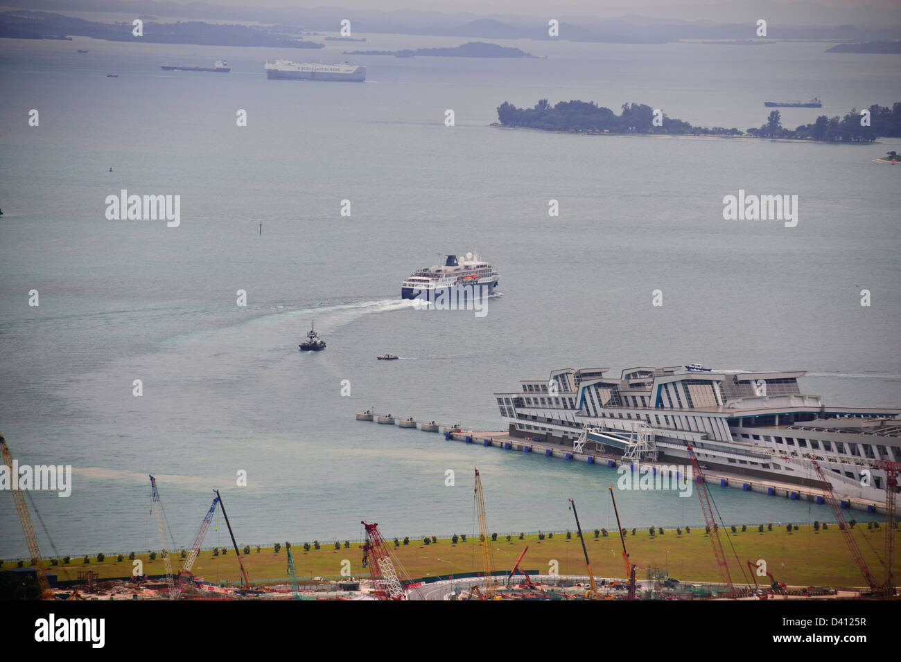 Croisière de Singapour,Container Terminal,Marina Bay Sands Hotel,tube prolongateur fonctionne les navires à l'Ancre,remorqueurs,Business Financial District Banque D'Images