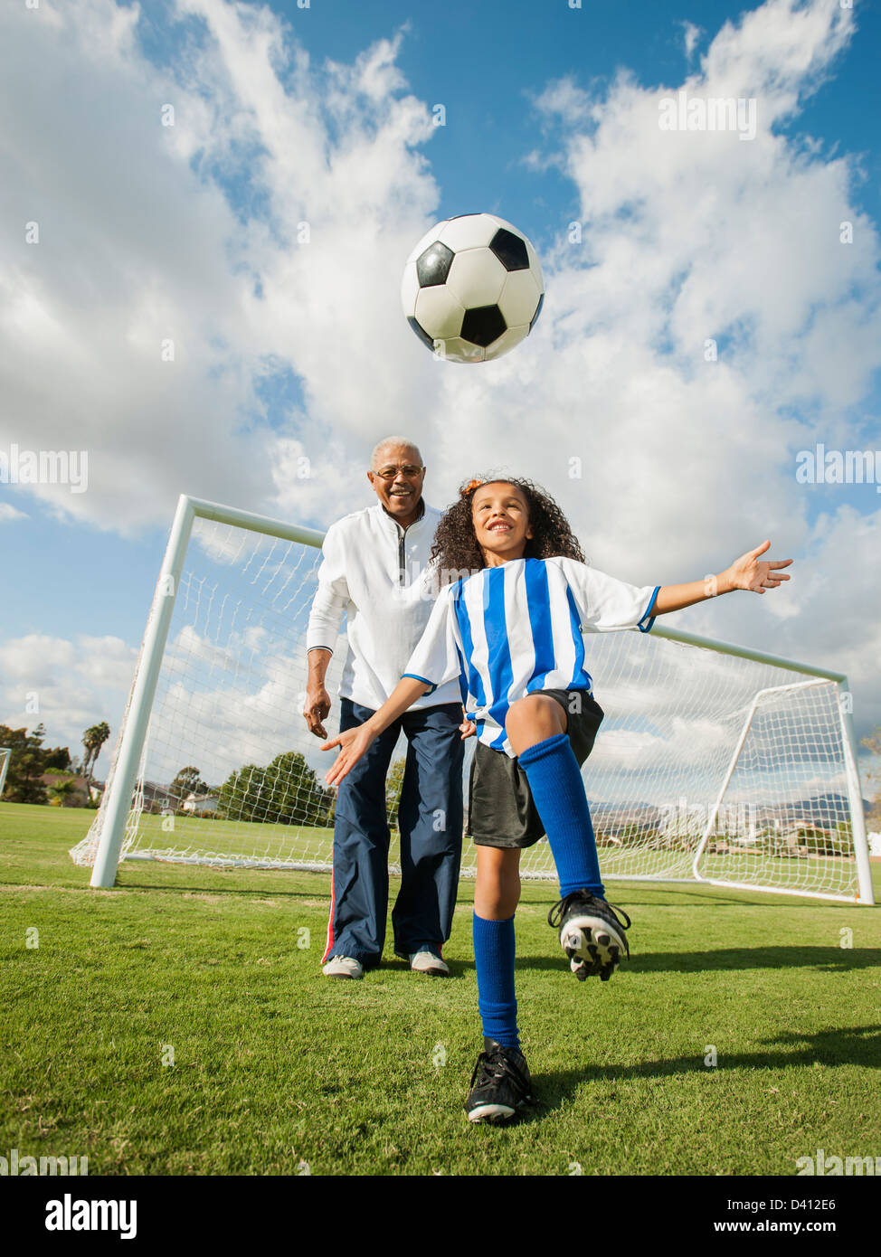 L'homme jouant au football avec sa petite-fille Banque D'Images