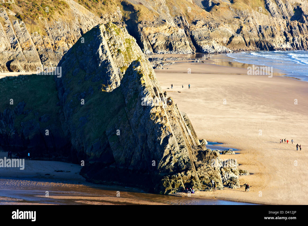 Fermer la vue de trois Cliffs Bay sur la péninsule de Gower avec ombre forte Banque D'Images