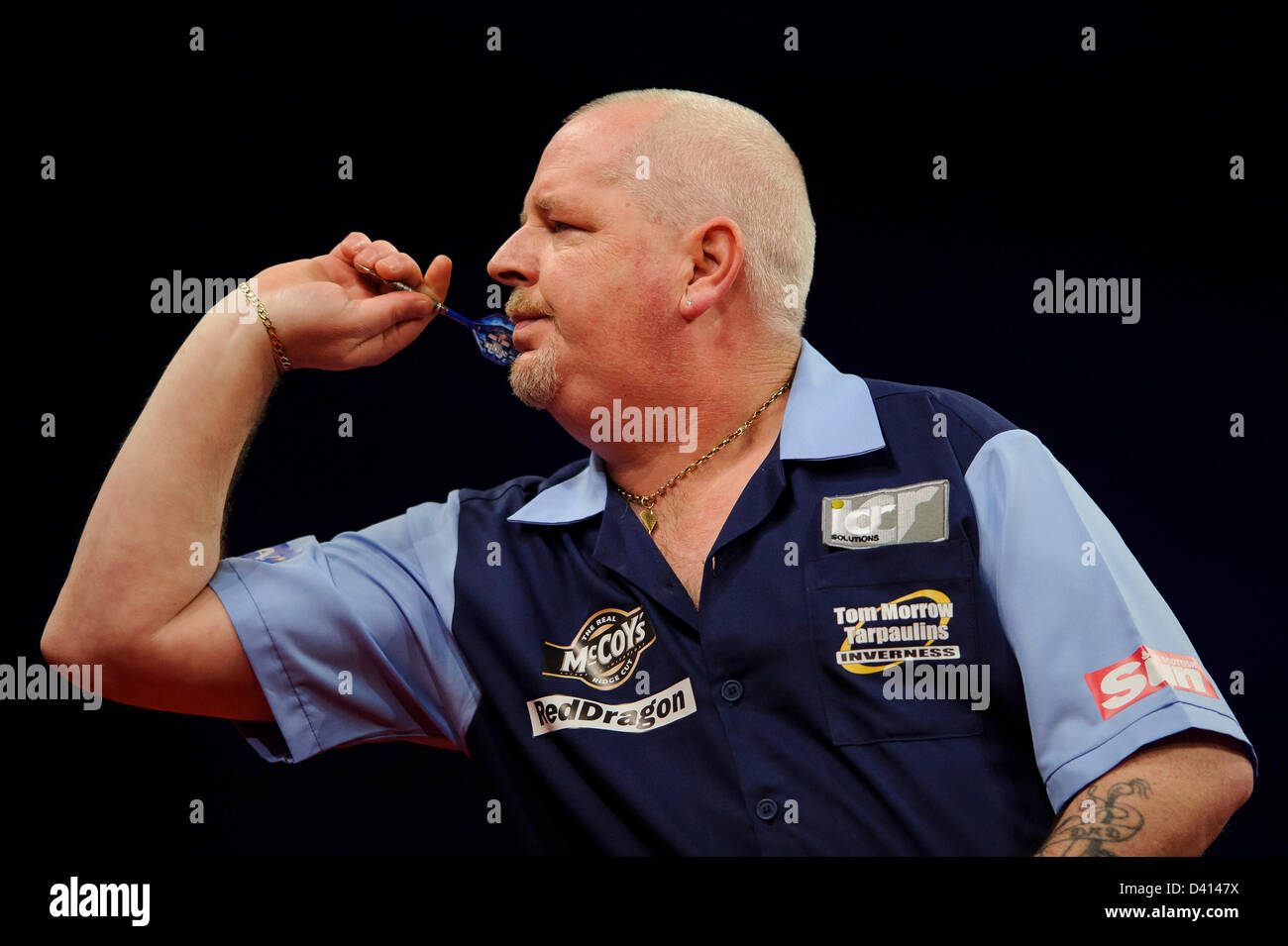 Exeter, Royaume-Uni. 28 février 2013. Robert Thornton lance contre Gary Anderson lors de la ronde 4 des McCoy's Premier League Darts à Westpoint Arena. Credit : Action Plus Sport Images/Alamy Live News Banque D'Images