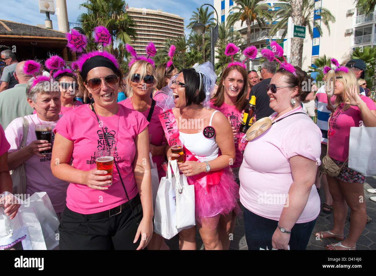 Groupe de femmes britanniques sur le week-end entre boire au bar, Benidorm, Espagne Banque D'Images