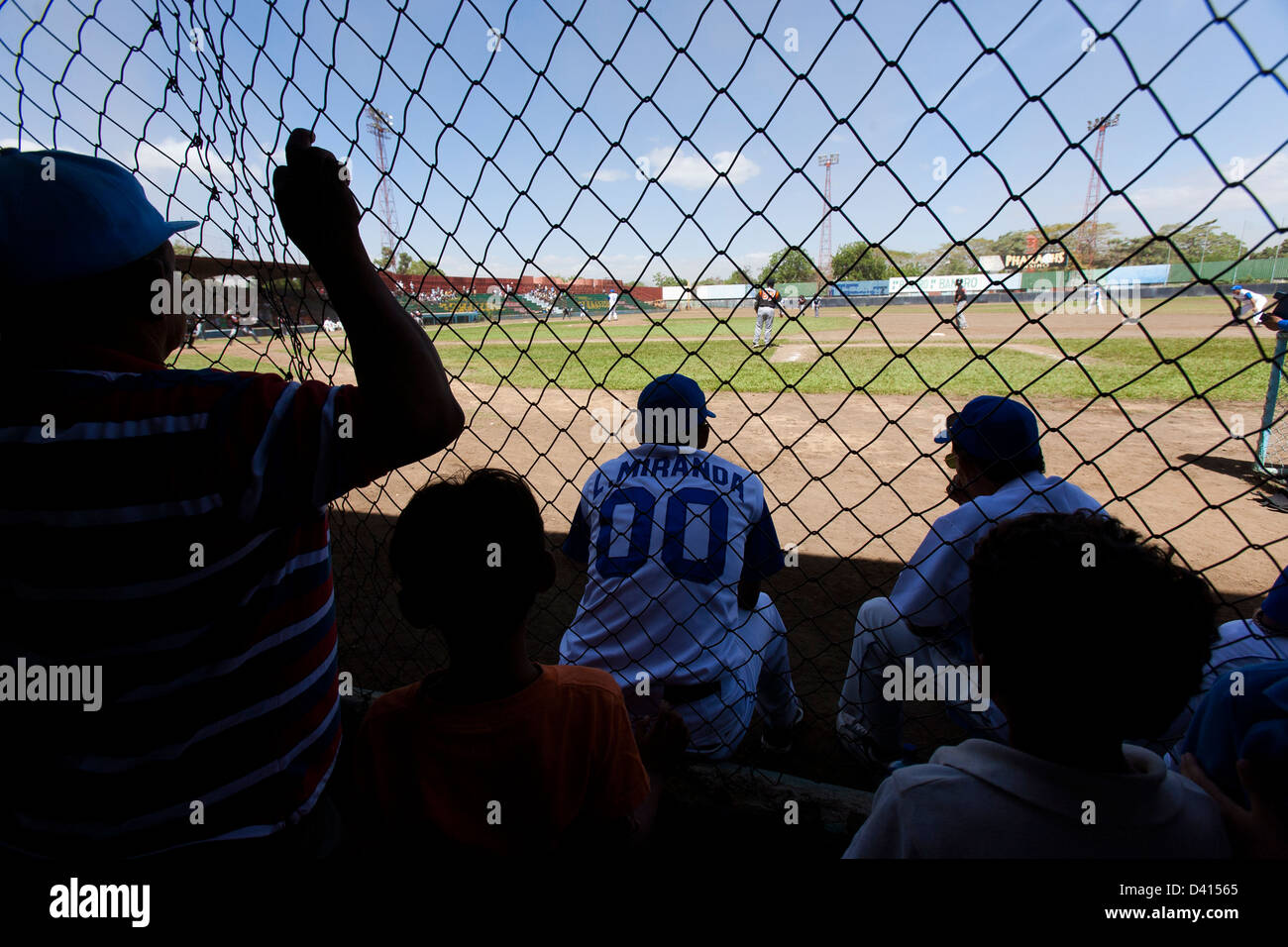 Fans et spectateurs regarder un match de baseball à Leon Nicaragua derrière le grillage. Banque D'Images