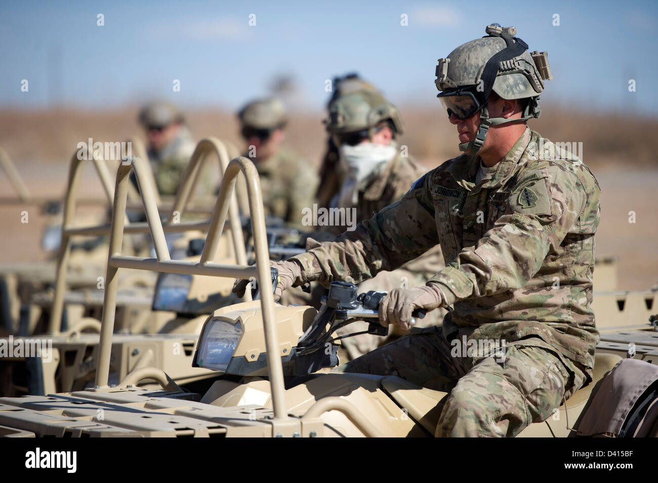 US Green Beret des soldats des forces spéciales d'effectuer des manoeuvres hors route tactique léger avec les véhicules tout-terrain le 11 février 2013 à Fort Bliss, au Texas,. Bérets verts formés avec l'LTATVs à gagner la familiarisation avec les véhicules pour manoeuvrer à travers le terrain en Afghanistan. Banque D'Images