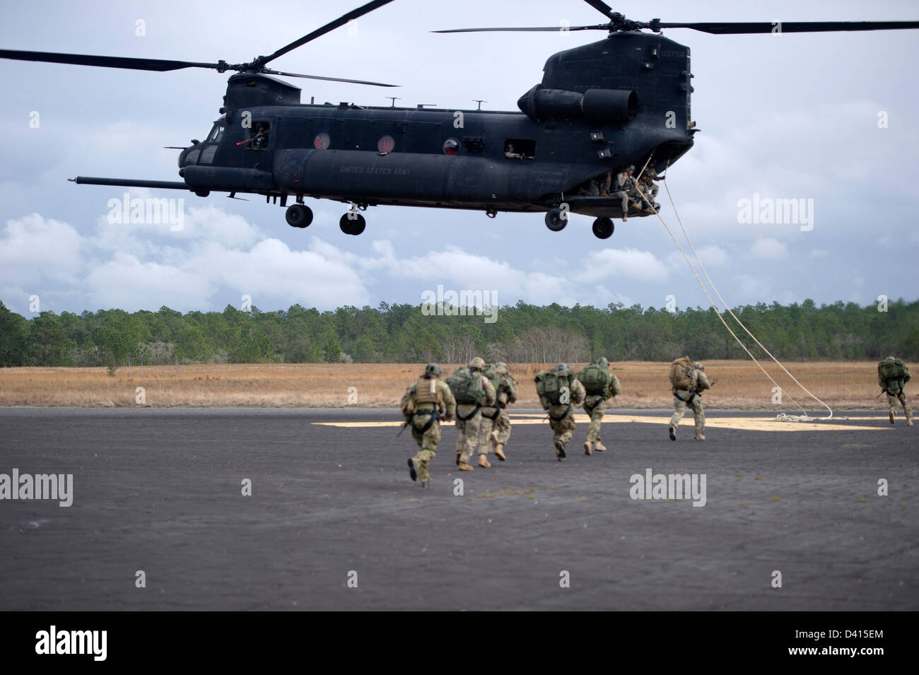 US Green Beret des soldats des forces spéciales au cours d'un événement de formation le 5 février 2013, à la base d'Eglin Air Force Base, en Floride. Les bérets verts pratiquée à but d'extraction d'Insertion permet d'insérer rapidement ou de l'extrait des soldats du terrain qui ne permet pas aux hélicoptères à terre. Banque D'Images