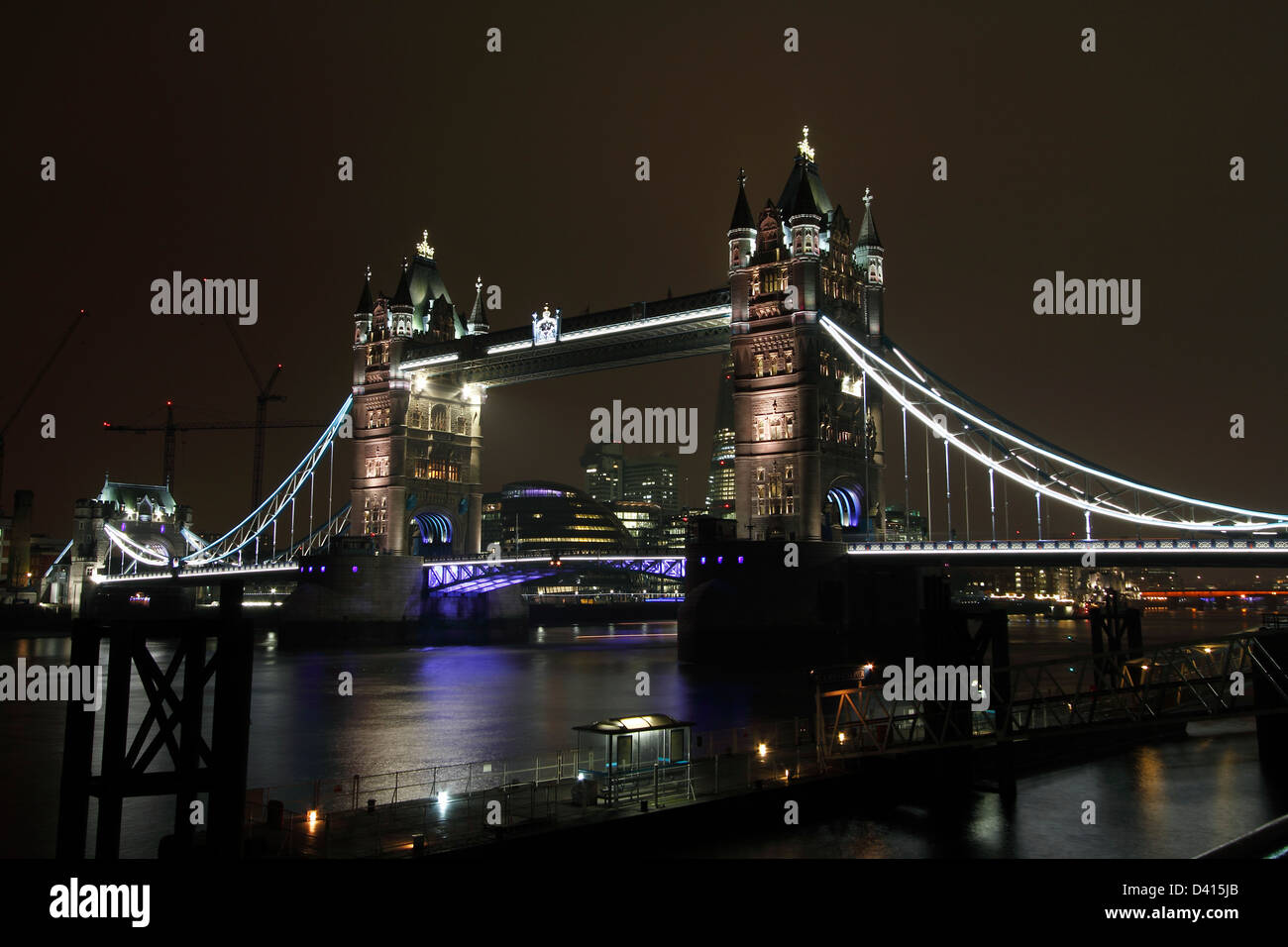 Tower Bridge by Night SE1 Tower Bridge (construit 1886-1894) est un pont suspendu et basculant combiné à Londres, sur la rivière T Banque D'Images