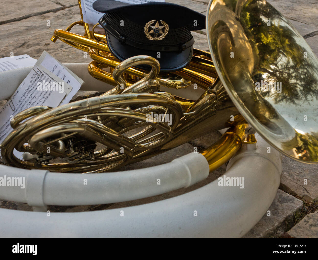 Jérusalem, Israël. 28 février 2013. Instruments de musique de la bande de la Police israélienne, notes et hat étendu sur le sol dans un entracte entre des musiciens de l'orchestre. Jérusalem, Israël. M. Sarath Devesena Wijesinghe, récemment nommé République socialiste démocratique de Sri Lanka ambassadeur en Israël, a présenté sa lettre de créance au président de l'état d'Israël, Shimon Peres, lors d'une cérémonie officielle à la résidence du Président. Credit : Alon Nir / Alamy Live News Banque D'Images