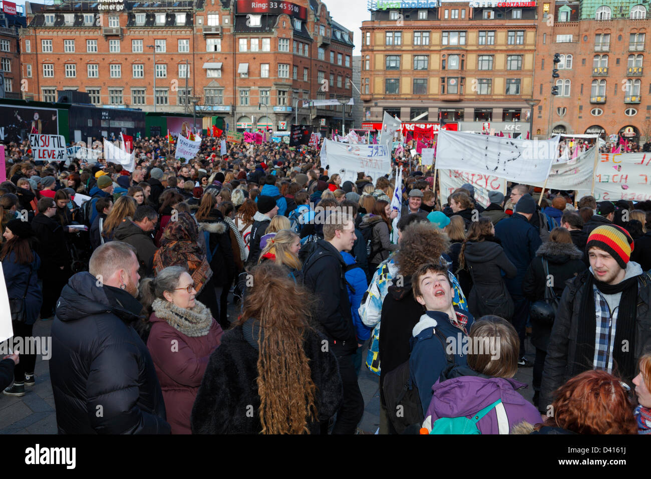 Copenhague, Danemark. 28 février 2013. Les étudiants de tout le Danemark font preuve à la place de l'Hôtel de ville de Copenhague contre le gouvernement a annoncé des réductions sur le, à bien des égards, plus lucratif de l'éducation de l'état de subvention. Rally avant la procession commence vers la Place du Palais de Christiansborg.. Credit : Niels Quist / Alamy Live News Banque D'Images