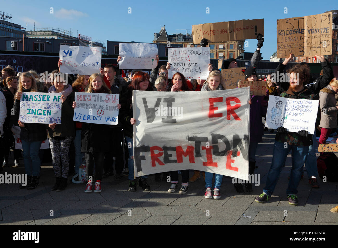 Copenhague, Danemark. 28 février 2013. Les étudiants de tout le Danemark font preuve à la place de l'Hôtel de ville de Copenhague contre le gouvernement a annoncé des changements et des réductions dans les, à bien des égards, plus lucratif de l'éducation de l'état de subvention. Rally avant la procession commence vers la Place du Palais de Christiansborg.. Credit : Niels Quist / Alamy Live News Banque D'Images