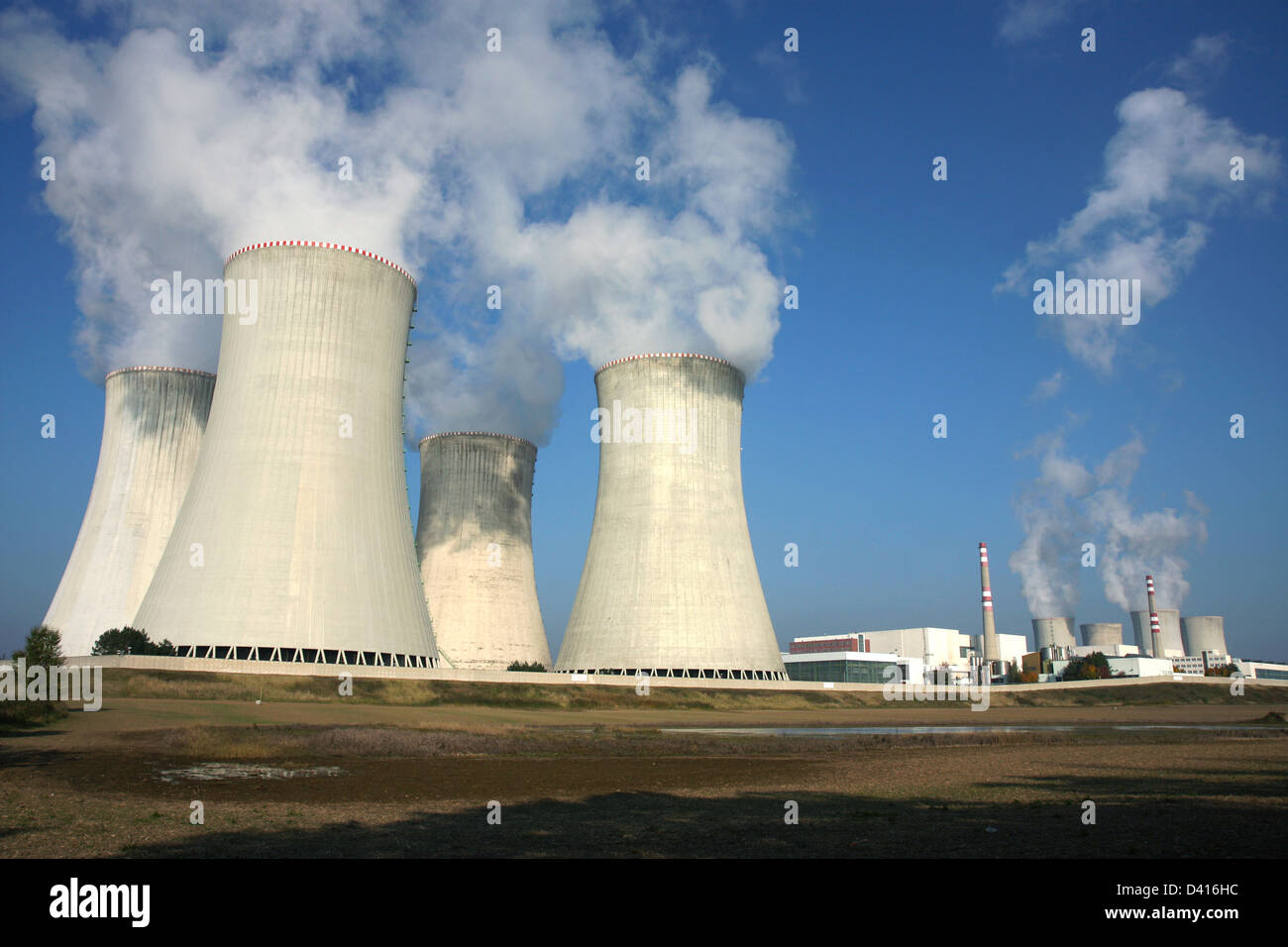 Fumeurs en agriculture champ sous ciel bleu Banque D'Images